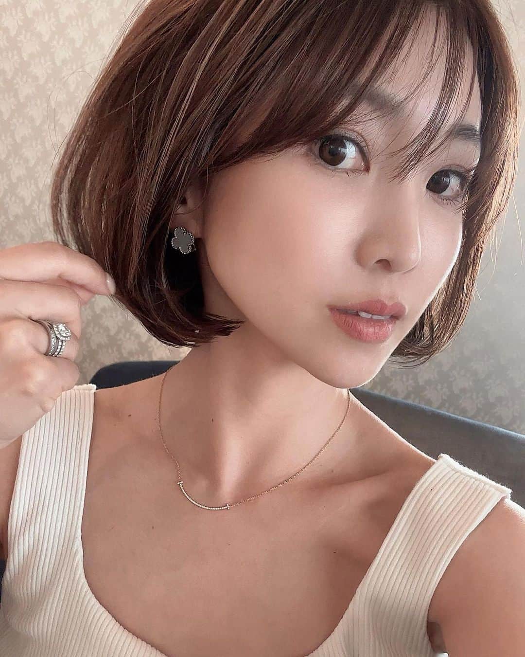 喜田彩子のインスタグラム：「⁡ ⁡ どう? 어때? ⁡ ⁡ ⁡ #タンバルモリ #シルバーとミントグリーン #9トーン #ハイライト細め #ボブ #ショートボブ #前上がりボブ」