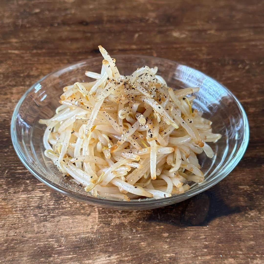 Tesshiのインスタグラム：「電子レンジで簡単 おつまみもやし Easy microwave bean sprout salad #yummy #homemade #healthy #salad #beansprouts #easyrecipes #busyday #おいしい #もやし #おつまみ #忙しい #乾杯 #レンチン #簡単レシピ #マカロニメイト #フーディーテーブル #手作り  もやし1袋200g(電子レンジ600w2分半)、鶏がらスープの素小1、しょうゆ小1、ごま油小1、塩胡椒など 200g bean sprouts(microwave at 600w for 2 minutes and a half), 1 tsp chicken stock powder, 1 tb soy sauce, 1 tsp sesame oil, salt and pepper…」