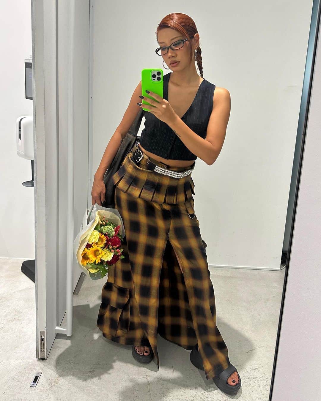 YOONさんのインスタグラム写真 - (YOONInstagram)「9.1 .2023  𝑫𝒆𝒂𝒓 𝑺𝒆𝒑𝒕𝒆𝒎𝒃𝒆𝒓, 𝒃𝒆 𝒌𝒊𝒏𝒅 🤳🏽🖤」9月1日 22時05分 - yoon_ambush