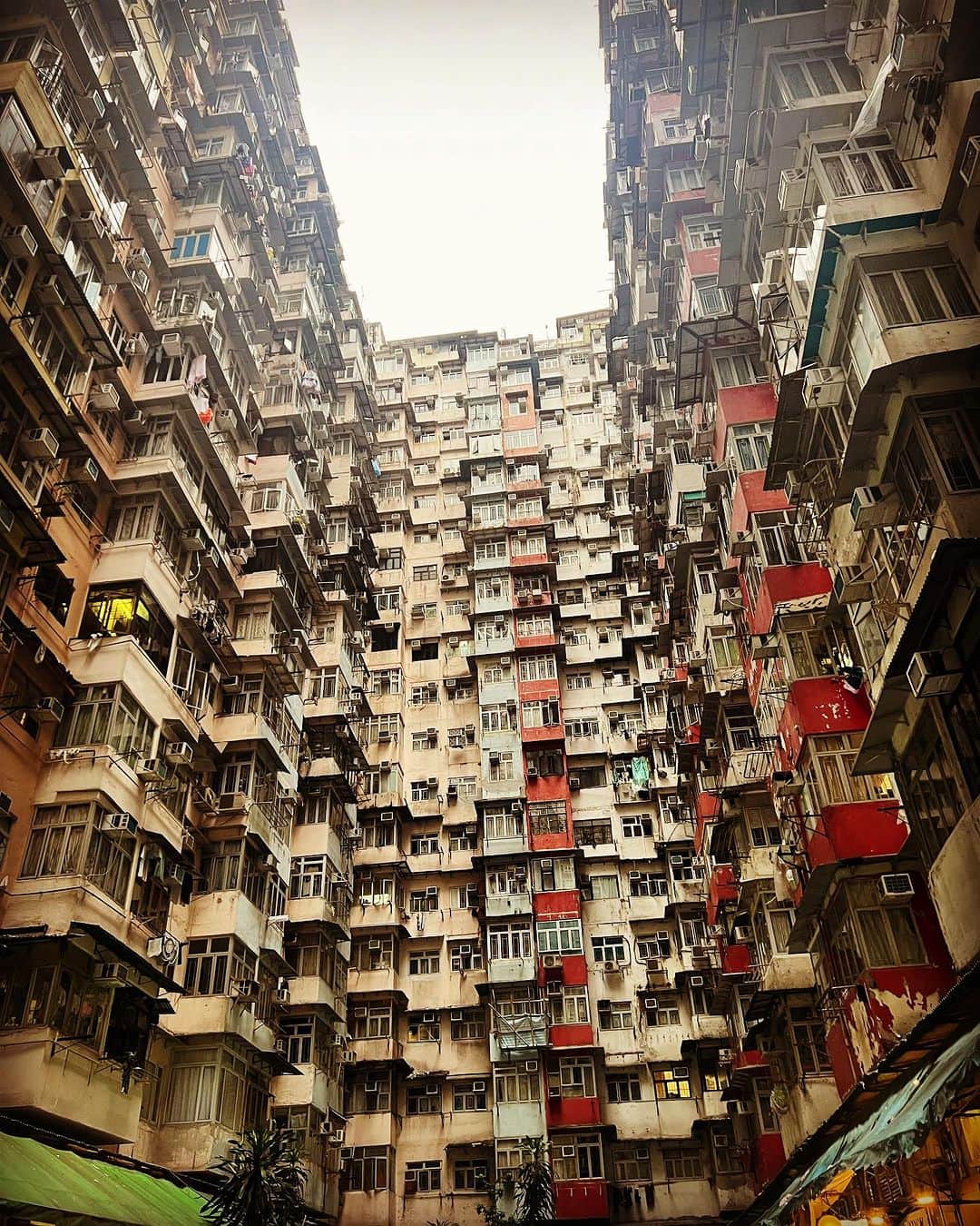 相澤樹のインスタグラム：「ゴーストマンション。 色々な人の人生が詰まったマンションの中庭は本当に魅力的で心に響くものがあった。変わらぬ景色、香港」