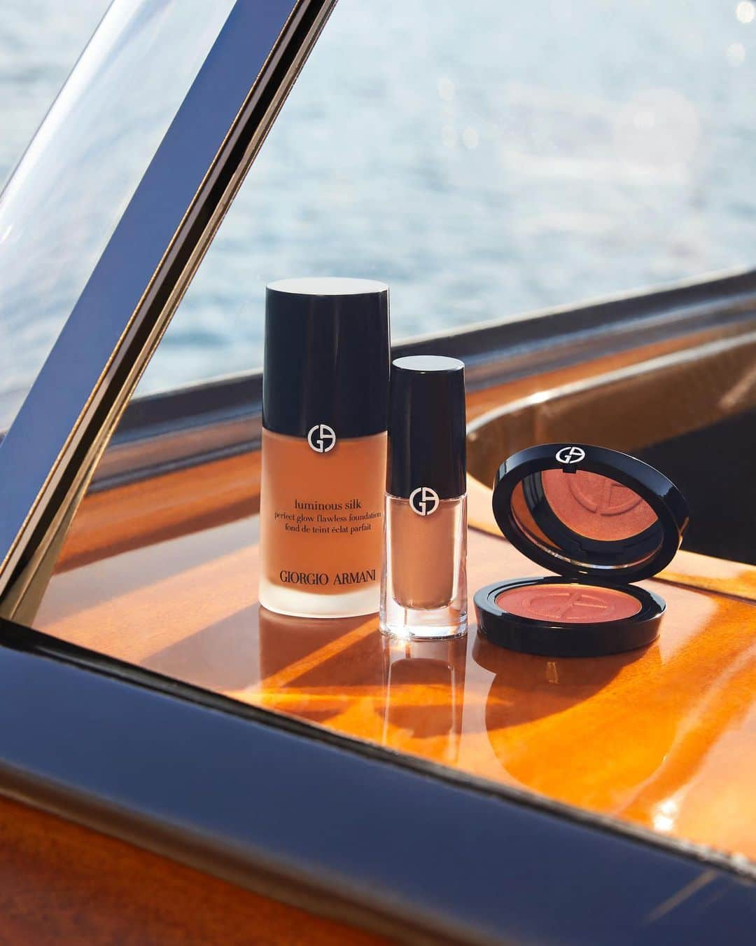 Armani Beautyさんのインスタグラム写真 - (Armani BeautyInstagram)「An iconic trio. Create a red carpet ready look with the winning combination of LUMINOUS SILK FOUNDATION, LUMINOUS SILK GLOW BLUSH, and incandescent EYE TINT.  @labiennale   #Armanibeauty #Armanimakeup #BiennaleCinema2023 #Venezia80 #LuminousSilk #EyeTint #Makeup」9月1日 22時07分 - armanibeauty