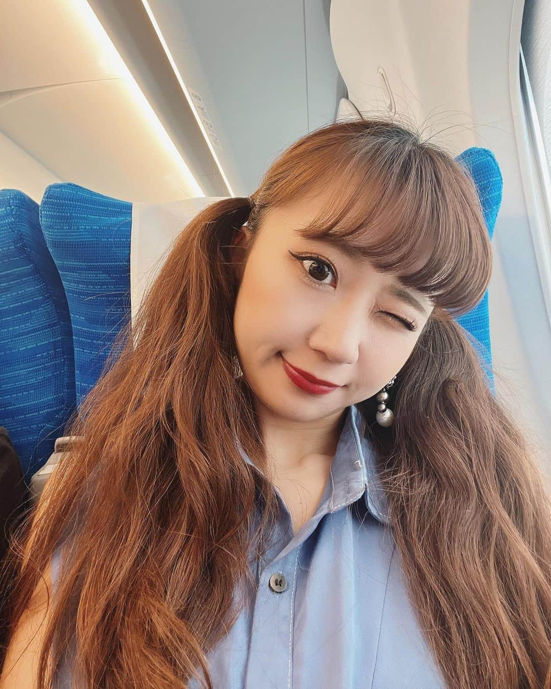 Madoka Yamamotoさんのインスタグラム写真 - (Madoka YamamotoInstagram)「🚅💖💨Off to Tokyo の様子⏩ ・かばんの中身 ・三つ編みして寝て朝結んだよ ・スジャータアイスも間も無くラストラン ・おにぎり具で上位(赤飯が1位) ・証明写真 ・ #カバンの中身#新幹線#n700s#電車#電車好き#電車旅#whatinmybag#ツインテール」9月1日 22時19分 - madochosu