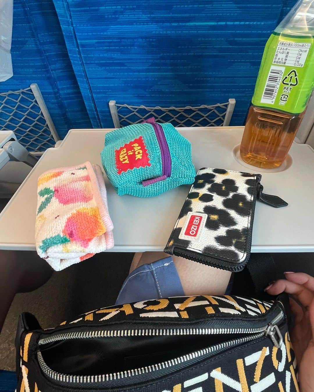 Madoka Yamamotoのインスタグラム：「🚅💖💨Off to Tokyo の様子⏩ ・かばんの中身 ・三つ編みして寝て朝結んだよ ・スジャータアイスも間も無くラストラン ・おにぎり具で上位(赤飯が1位) ・証明写真 ・ #カバンの中身#新幹線#n700s#電車#電車好き#電車旅#whatinmybag#ツインテール」
