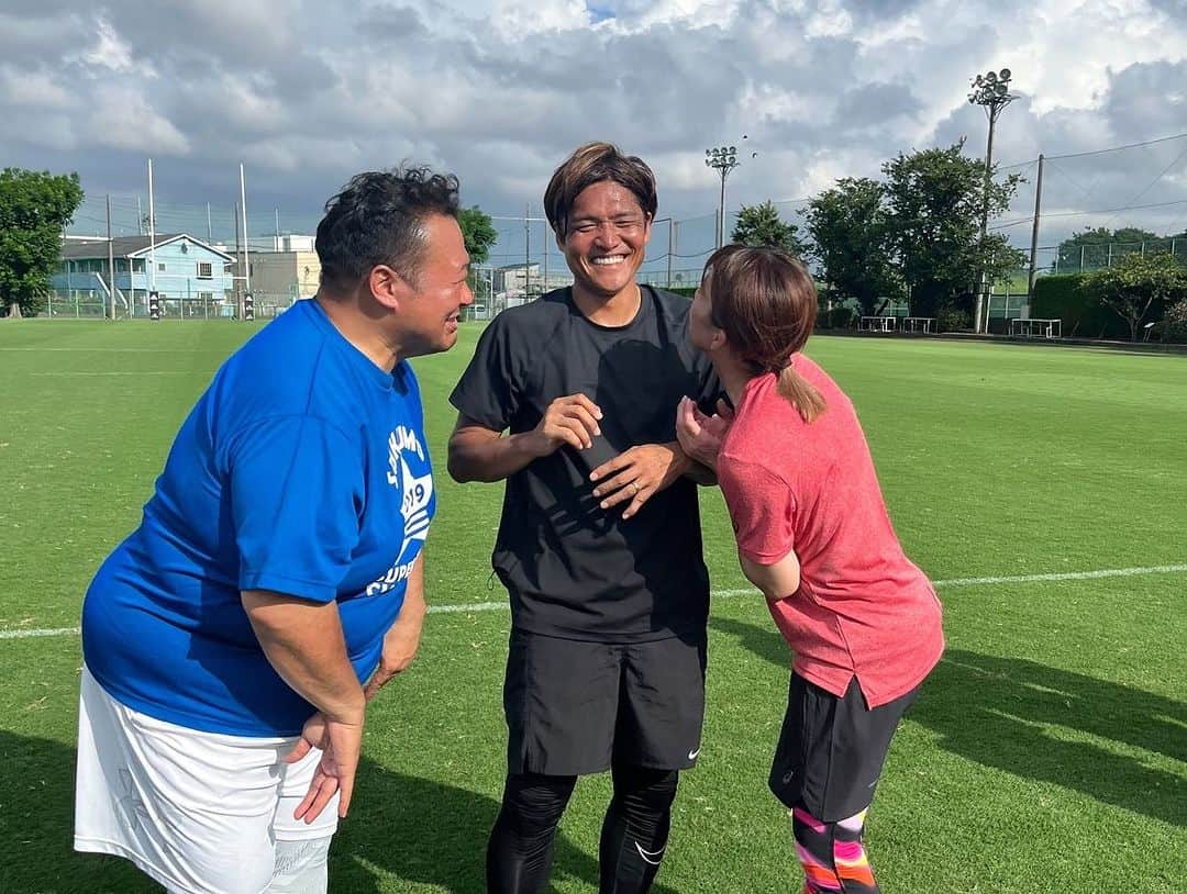 大久保嘉人のインスタグラム：「もうすぐラグビーW杯🏉🏉🏉  ってことでラグビーに挑戦してきました。  クリアしたら100万円✨  結果はYouTubeで見てね！！  超絶アスリートがラグビーをやってみた！ J SPORTSラグビー公式YouTubeにて配信中！！  #豊ノ島 #吉田沙保里 #大久保嘉人 #yoshito13」