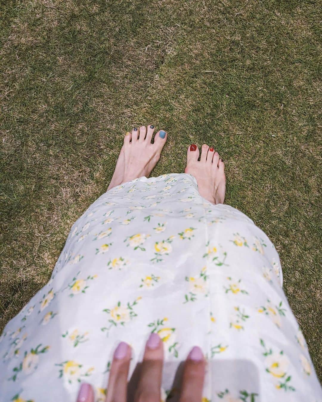 佐々木茜のインスタグラム：「. . まさか裸足で芝生を感じられるなんて！👣  BAUMが初(！)の POP UPイベントを開催するということで、 "「Forest Bathing with BAUM  ~ 肌と心が、深呼吸する森」" というタイトルからどんなイベントだろう？ とドキドキしながら一足お先に体験してきました。  夏の疲れがたまっている私たちに、 BAUMから今週末限りの森林浴のプレゼント。 しっかり心、肌、身体すべて一緒に整えてきました🌲  ちなみに、ヘビーユーザーなもので 今までBAUMの香りはいろいろとご紹介 してきましたが、今の気分は9枚目の画像です🌲  夏が終わるな〜と少しセンチメンタルな気分なので、 3つの香りの中でも1番どっしりと受け入れてくれる、 というか、安らぎをくれるというか、 落ち着かせてくれる このFOREST EMBRACEの気分🌳 皆さんの今の気分はどれだろう？🌲  予約不要なのでお買い物や仕事の合間に ぜひ森林浴してきてください、今週末のみです🌲🌲  🌳Forest Bathing with BAUM  🌳2023/9/2 - 9/3 🌳LIFORK 原宿(WITH HARAJUKU 3F) 🌳入場無料・事前予約不要 . . @baum_global #BAUM #バウム  #肌と心が深呼吸する森  #森林浴美容 #PR」