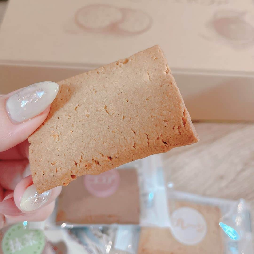 Arisa Nanaseさんのインスタグラム写真 - (Arisa NanaseInstagram)「【ヘルシーおやつ🍪】小麦を使わずに大麦とおからで作ったクッキーいただいたんだけど、これ凄い！ たった3枚で、食物繊維（レタス2個分）を摂ることが出きたり おからパウダーは、水分と一緒に摂ると3倍に膨らむと言われてるんだけど、本当美味しくてつい食べてたら夜お腹の満腹感が👀‼️ 食物繊維も撮りすぎると張ってしまうので気をつけないとね👌 こういうの味どうかと思ったけど美味しかった。 本当私のお腹の満腹感が、食べ放題行った後みたいになってどうしようかと思ったくらいでした😂笑　 お菓子やめれない人は置き換えしてみて👍  PR @oomugi_roa #おおむぎ工房 #大麦工房ロア #おからクッキー #おからスイーツ #小麦不使用 #大麦 #食物繊維たっぷり #腸活ダイエット」9月1日 22時15分 - arisa.nanase