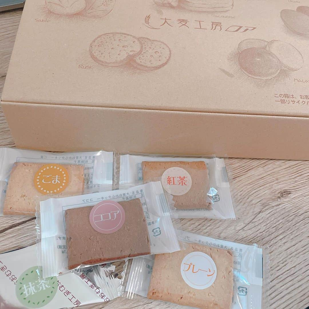 Arisa Nanaseさんのインスタグラム写真 - (Arisa NanaseInstagram)「【ヘルシーおやつ🍪】小麦を使わずに大麦とおからで作ったクッキーいただいたんだけど、これ凄い！ たった3枚で、食物繊維（レタス2個分）を摂ることが出きたり おからパウダーは、水分と一緒に摂ると3倍に膨らむと言われてるんだけど、本当美味しくてつい食べてたら夜お腹の満腹感が👀‼️ 食物繊維も撮りすぎると張ってしまうので気をつけないとね👌 こういうの味どうかと思ったけど美味しかった。 本当私のお腹の満腹感が、食べ放題行った後みたいになってどうしようかと思ったくらいでした😂笑　 お菓子やめれない人は置き換えしてみて👍  PR @oomugi_roa #おおむぎ工房 #大麦工房ロア #おからクッキー #おからスイーツ #小麦不使用 #大麦 #食物繊維たっぷり #腸活ダイエット」9月1日 22時15分 - arisa.nanase