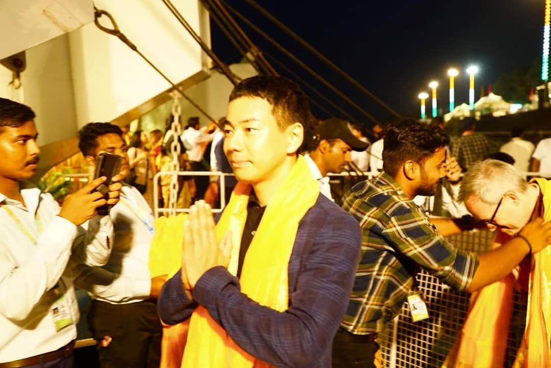 山本左近さんのインスタグラム写真 - (山本左近Instagram)「文化大臣会合の前夜はガンジス川のほとりへ。  こちらはガンガー・アールティと呼ばれ、 ヒンドゥー教の伝統的な礼拝の一つで、毎晩行われます。  船に乗り、音楽が奏でられ、 礼拝僧がお祈りを捧げている様子を視察。  文化大臣会合に出席する大臣や 官僚や国際機関の皆さんとも 初めて顔を合わせる機会となりました。  視察後はホテル会場でのウェルカムディナーに出席。  このディナーは各国の代表などと気軽に話をしたり、 課題について話し合ったりもする 重要な交流の場となります。  今回驚いたのは ＂元F1ドライバー＂という私の異色のキャリアに 興味関心を持って頂いたこと。  それがきっかけで、 円滑なコミュニケーションを図ることができました。  F1ドライバーとして世界中でレースができたこと、 そして現在日本の政務官としての活動ができているのは 応援して頂いてる皆さんの支えがあってこそです。  国際的な強みとなるキャリアだと改めて実感するとともに、 皆さんに改めて感謝申し上げます。  翌日の文化大臣会合に備え、 バラナシでの良い初日を過ごすことができました。  #インド #ガンジス川 #गंगा #india #ganges #gangesriver #文化大臣会合 #政務官 #元F1ドライバー #山本左近」9月1日 22時16分 - sakon_yamamoto