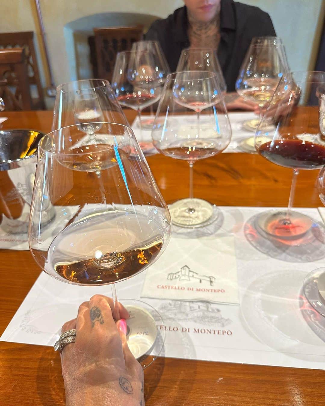 キアラ・フェラーニさんのインスタグラム写真 - (キアラ・フェラーニInstagram)「Wine tasting at @castellodimontepo thanks to @ifexperience 🍷」9月1日 22時17分 - chiaraferragni