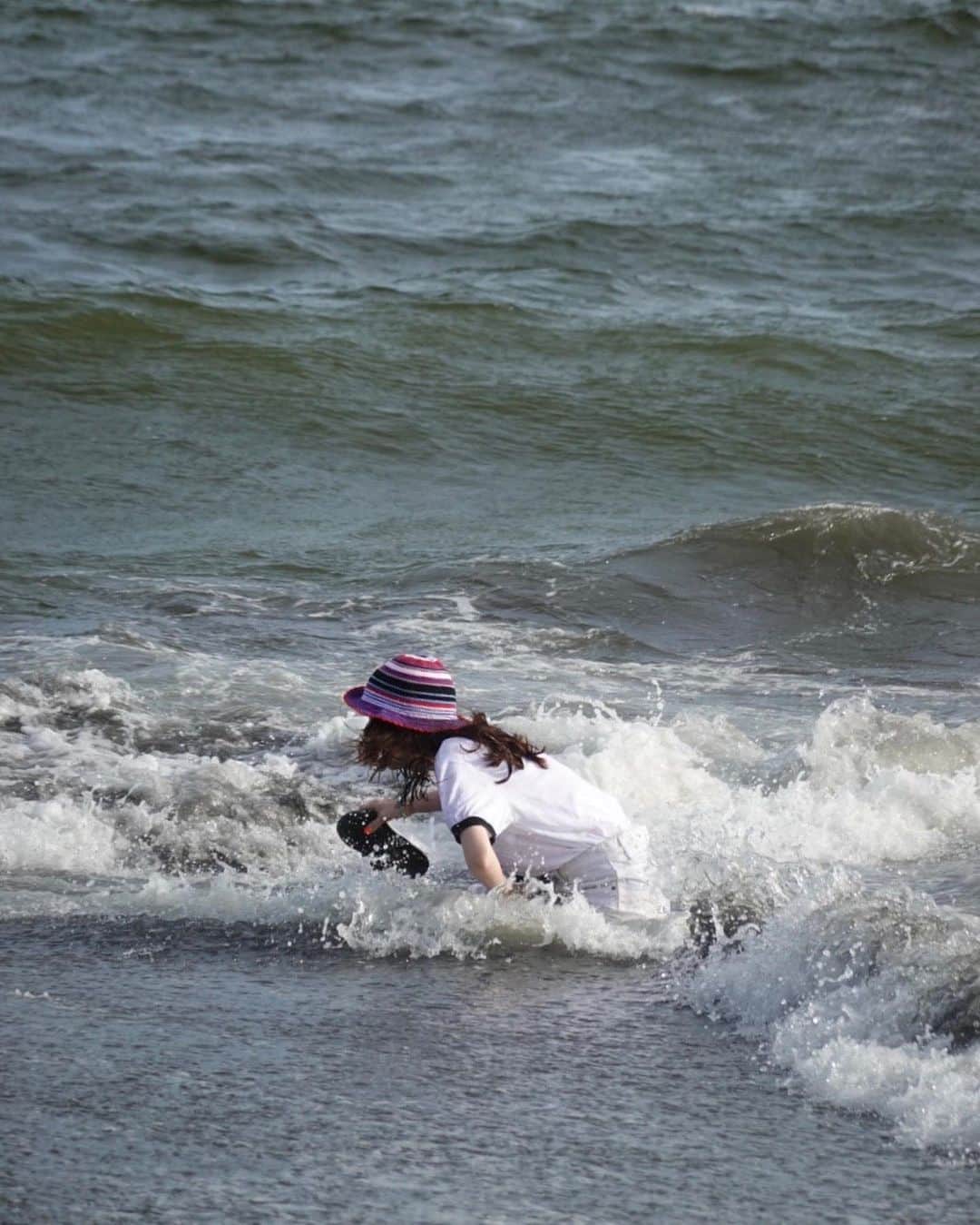 安田レイさんのインスタグラム写真 - (安田レイInstagram)「優しい波だな〜気持ちいいな〜もうちょっと行けるな〜  と思ったら急にビッグウェーブ来ました。  膝ガタガタ震えながら大爆笑したの生まれて初めて。  びしょ濡レイ🫠」9月1日 22時17分 - yasudarei