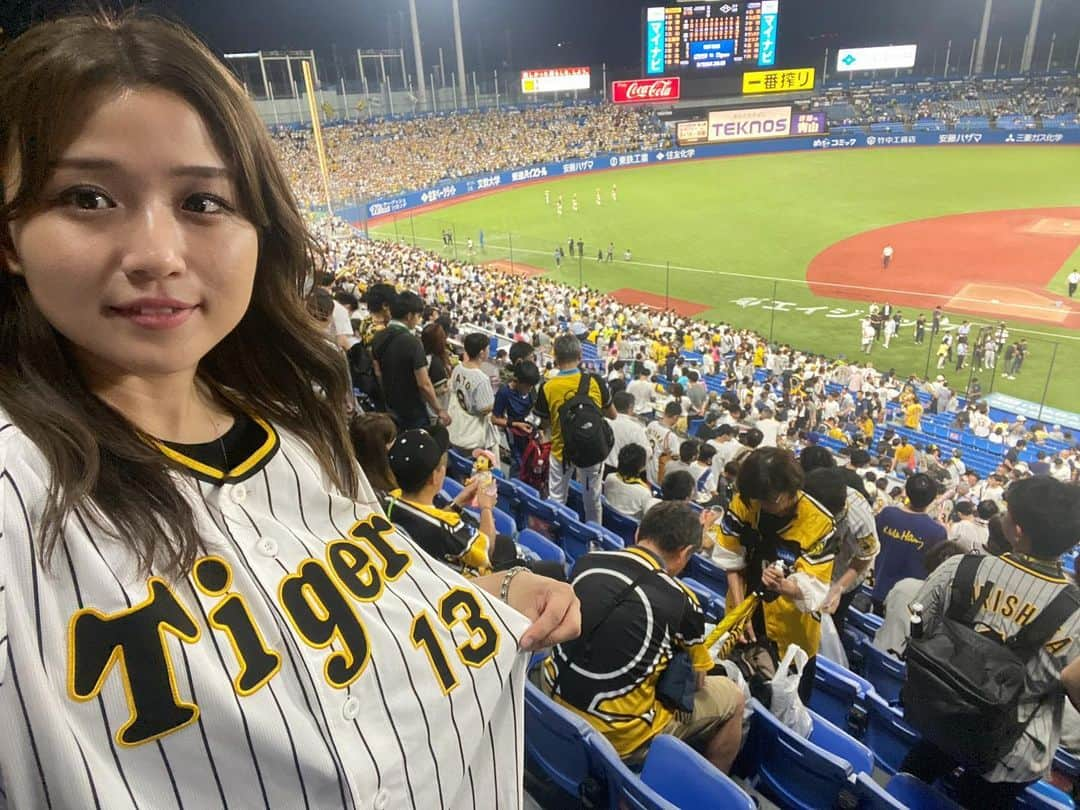 河野万里奈さんのインスタグラム写真 - (河野万里奈Instagram)「岩崎優投手の0抑を見届けないと眠れないので神宮球場にいきました 地面につきそうなほど重心が低くて芸術的な美しいピッチングフォームでした 今夜は熟睡です #hanshin #岩崎優 #アイキャントライ  清水昇投手の生姜焼き丼のヘビーユーザー(バリバリ美味しい)だったのですが今季はリニューアルされたので山田哲人選手のキャプテン丼をいただきました  3番で宮本丈選手がスタメン出場だったことも嬉しかったです あのスイングの鋭さは生の神宮で見ると沁みますし打席を追うごとに対応がアップデートされていくように見える(河野調べ)宮本選手が好きなのです 定期的に補給が必要です」9月1日 22時27分 - marina_kawano