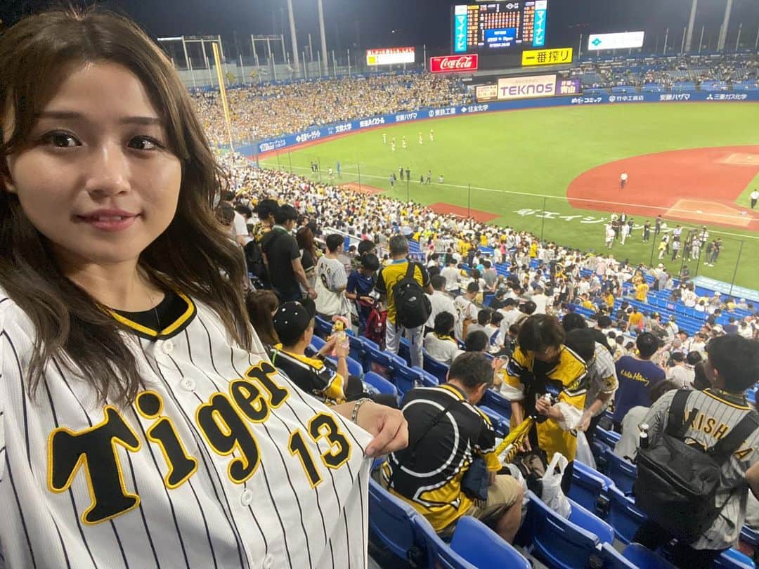 河野万里奈のインスタグラム：「岩崎優投手の0抑を見届けないと眠れないので神宮球場にいきました 地面につきそうなほど重心が低くて芸術的な美しいピッチングフォームでした 今夜は熟睡です #hanshin #岩崎優 #アイキャントライ  清水昇投手の生姜焼き丼のヘビーユーザー(バリバリ美味しい)だったのですが今季はリニューアルされたので山田哲人選手のキャプテン丼をいただきました  3番で宮本丈選手がスタメン出場だったことも嬉しかったです あのスイングの鋭さは生の神宮で見ると沁みますし打席を追うごとに対応がアップデートされていくように見える(河野調べ)宮本選手が好きなのです 定期的に補給が必要です」