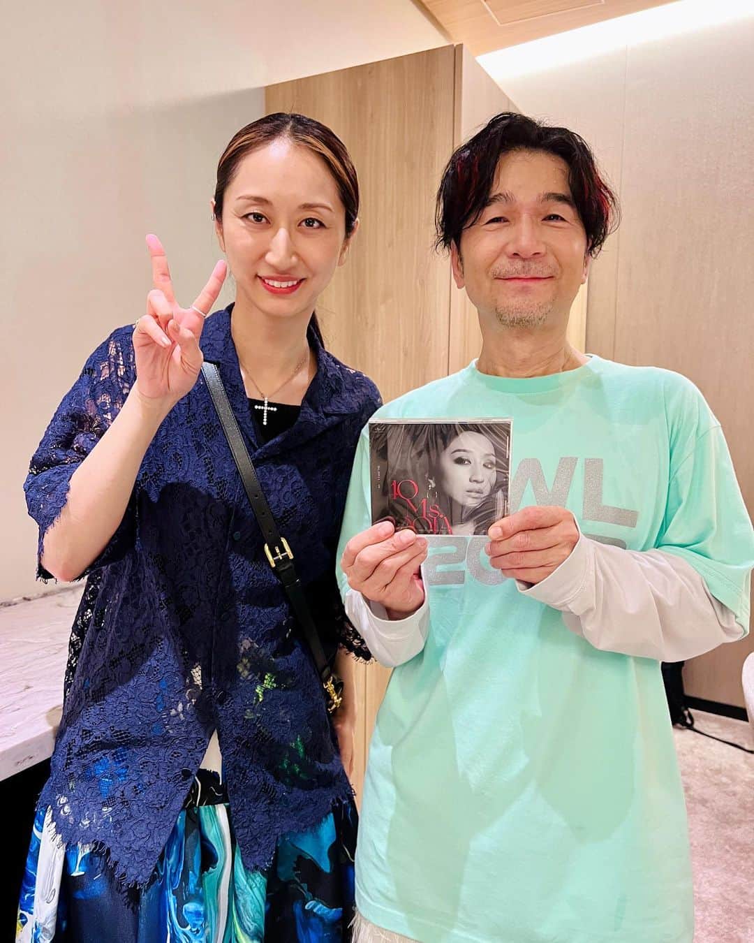 Ms.OOJAのインスタグラム：「スーパースターに会って来ました✨✨✨  待ちに待ったドリカムワンダーランド🥹 あーー。胸を打たれまくって染みまくって、明日も頑張ろう！！！って立ち上がる力をくれる。  数々の名曲はもちろん、新曲がまためちゃくちゃカッコよくて痺れました！✨✨ほんとドリカムってなんでこんなにかっこいいの！！！！ YouTube観ます！！  スーパースターに対面すると緊張してこんな絶妙な笑顔で絶妙なピース✌️をしてしまうのです。  幸せな時間でした！  よーーし！道内ツアーがんばるぞーーーー！  #dreamscometrue #ドリカム　#wonderland #dwl2023 #dct」