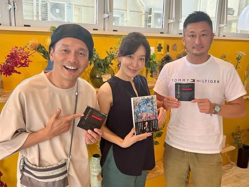 のインスタグラム：「＂𝐁𝐚𝐭𝐭𝐚𝐫𝐢 𝐇𝐚𝐣𝐢𝐦𝐞𝐦𝐚𝐬𝐡𝐢𝐭𝐞＂  たまたま遭遇した 元F3レーサーの佐藤晋也くんとランチ♬  そこに プライベートジェットのCAや ホスピタリティ・アナリストを務め ワールドワイドに活躍している 今泉麻衣子さんが合流♬  ラム肉のサルサドッグと ブルーチーズケーキ&蜂蜜アイスで 十分なくらい舌が満足したし、 貴重な話や他愛も無い話で 脳内もアップデート！ 気付けば3時間超え（笑） 気持ち満たされました♪  またよろしくお願いしまーす☆」