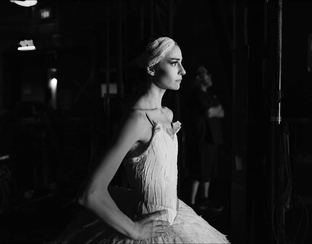 ballerina projectのインスタグラム：「“Odette and Odile, Swan Lake, I’ve dreamt of the detail I’d place in every feather. There is no feeling like living this ballet. To be both yearning for love, and deceiving her love at the same time. A technical labyrinth under the fluidity and freedom of a bird. She’ll always be a journey but she’ll never be the same. “ - 𝐌𝐚𝐱 𝐑𝐢𝐜𝐡𝐭𝐞𝐫  @maxrichtermoves #mackenzierichter #ballerinaproject #swanlake #odile #odette #ballerina #ballet」