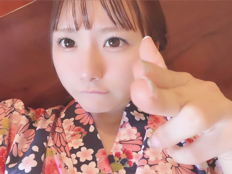 のインスタグラム：「すっぴんあすちゃん👦🏻 ．  ． 浴衣きて写真撮ろ♡て思ってたのにホテルついて速攻メイク落としちゃったけどとりあえず撮った🤤笑 ．  ． この後浴衣小さくてもう1つ大きいサイズに変えてもらった()笑笑  ． この二重幅でメイクしたらなんか盛れないから普段二重幅広げてるし人中短縮させたくていつもらオーバーリップしてるし鼻するどくさせたくて大人ぽい顔にしたくてノーズシャドウ大切だしメイクは魔法()笑笑どっちのあすかも好きなって🐿♡  ．  ．  #japaneseidol #japanesegirl #idol #instagood #instalike #selca #followforfollowback #selfie #today #ootd #dailylook #instafashion #followme  #今日のコーデ  #アイドル  #いいね返し #自撮り #自撮り女子 #自撮り界隈 #推してください #浴衣女子 #すっぴん #旅行 #浴衣女子 #浴衣」