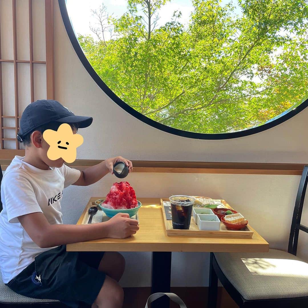 諸岡なほ子さんのインスタグラム写真 - (諸岡なほ子Instagram)「京都旅を思い出しつつ。 清水寺を参詣した後は、バス停まで降りていく途中で「なんか冷たいもの食べたいね」ということで、かき氷を探すことに。 結局私はわらび餅に惹かれてしまったのだけど、息子は「今まで食べたかき氷の中で1番美味しい！国宝！！」という果肉たっぷりのかき氷に出会ってました。 清水寺のご利益？ まあるい窓もどこかのお寺のような佇まいで素敵なお店でした。 #京都カフェ #弾丸京都旅 #母と息子のふたり旅 #清水寺 #普門庵 #わらび餅 #かき氷」9月1日 22時29分 - morookanahoko