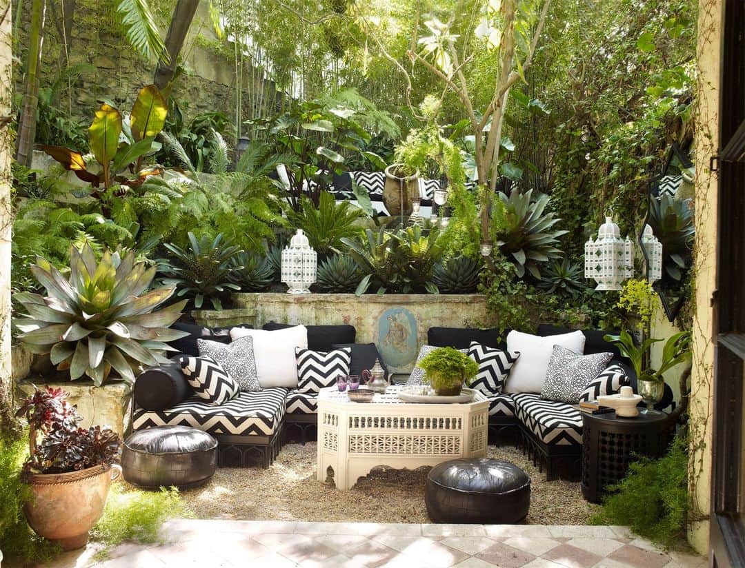 のインスタグラム：「If you design homes for movie stars, why not live like one? From the ELLE DECOR archive, interior designer Martyn Lawrence Bullard (@martynbullard) takes us inside his Los Angeles home, the former residence of Rudolph Valentino and Gloria Swanson. The backyard spaces, then, are fit for the silver screen, and take inspiration from the Jardin Majorelle in Marrakech. “I come out, have a glass of wine, and decompress,” says Bullard. “It reminds me of gardens I saw as a kid going to Marbella.” Sign us up!  Click the link in bio to see the rest of the historic Los Angeles home, as featured in the December 2012 Issue of ELLE DECOR. Written by @davidkeepsinsta. Photographed by @williamwaldronphoto. Styled by @spi_interiors.」
