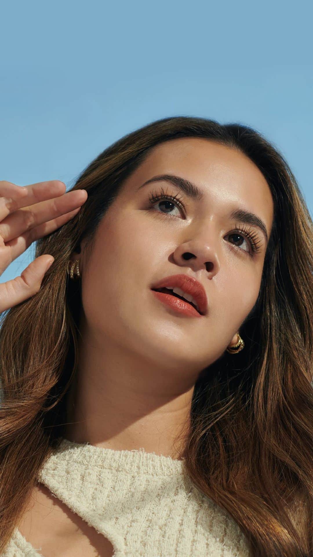 Raisa Andrianaのインスタグラム：「Let’s meet, The Daily Skin Drops 🤍 your skin enhancer for a bare-but-better complexion.   The formula is lightweight and moisturizing, with light-medium coverage and natural radiant skin-like finish. Completed with goodness skin-loving ingredients and powerful anti-city stressors; UV shield and anti-pollutant, that is perfect for daily use. Feels bare, looks bare, but better.  Available soon! 9.9.2023  #LoveAtFirstDrop #RaineBeauty #ConsciousBeauty」