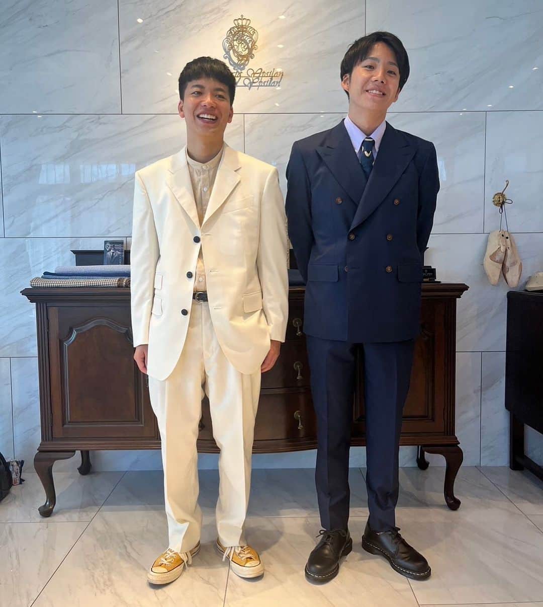のインスタグラム：「本日より新衣装🥹🥹🥹 かっけええええええ！！！！！  細かいところは色々試していく予定です！ 僕は約5年ぶりに変わりました😁 心機一転！がんばるぜい！！！  スタイリストはこの方 @meandthosegirls 英莉マチルダ  作って頂いたのは @sartoria_ypsilon_osaka」