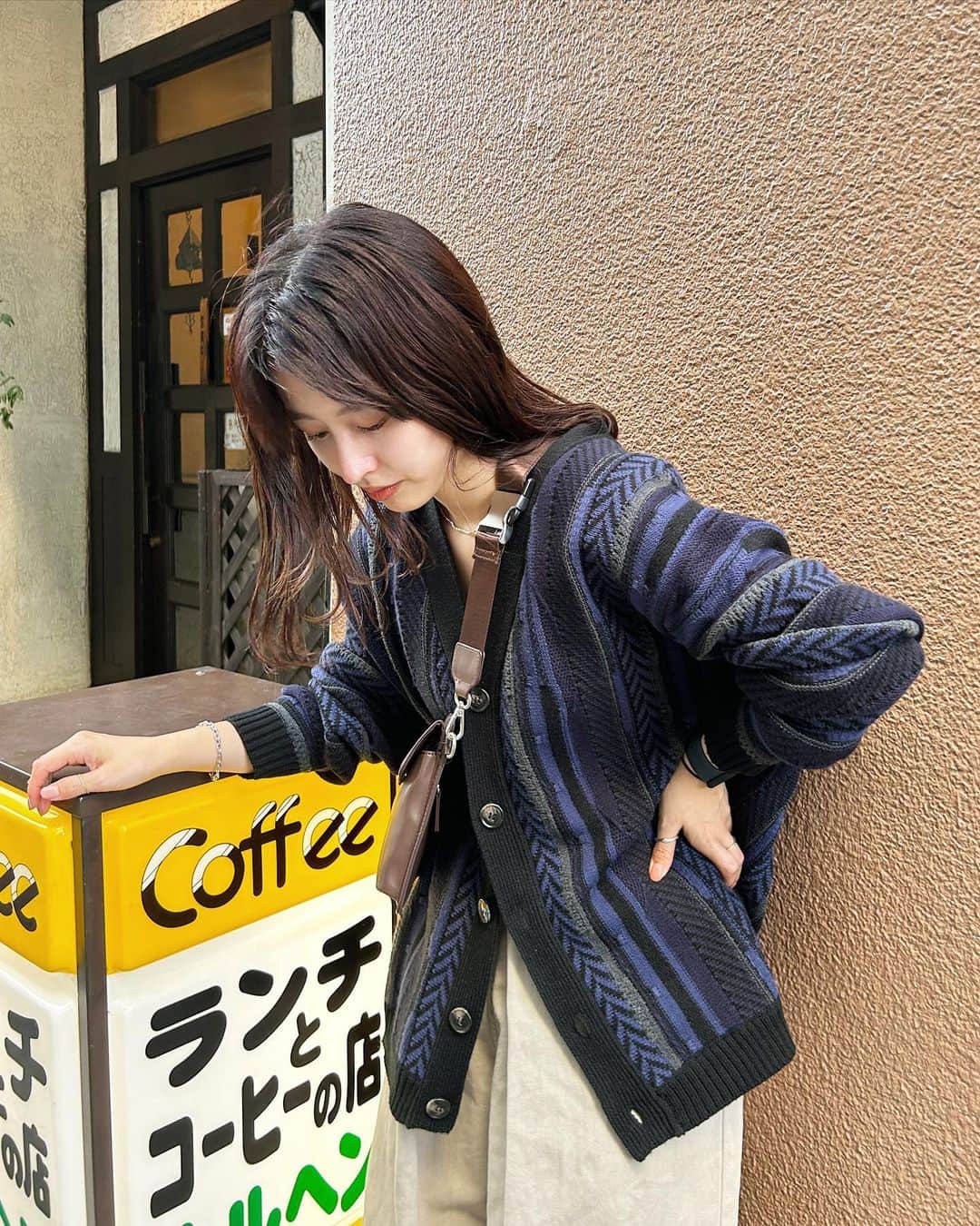 のインスタグラム：「メンズライクになったときは…  レザーのバッグを入れると大人に 着れるとしった😗  今回は9/8から並ぶWHIMSICはかなり か、な、り、、大変わたし的にツボな アイテムが多すぎる！！！✨✨✨  リニューアル初日から並びます🍂🌰 秋、始まります。  #kastane #kastane仙台 #kastane_ootd #whimsic #ユニセックス #ユニセックスコーデ  #低身長 #低身長コーデ #骨格ウェーブ #骨格ウェーブコーデ  #ゆるコーデ #イエベ #イエベ秋 #ニットカーディガン #ニットカーデ #ニットカーディガンコーデ  #シャツ #シャツコーデ」