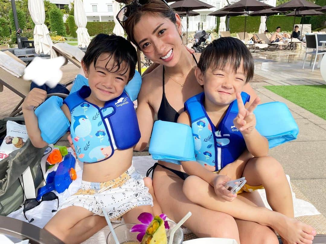 谷澤杏奈のインスタグラム：「🩴  ハルの4歳の誕生日から毎年来ているシェラトン🏨  今年からは1人で連れてくのか... って思ってたけど かーかの協力もあって、無事夏休みが終わりました🌻  ありがと！  6歳ともうすぐ4歳のboy'sは体力が化け物😈すぎるし 本当にハードだったけど ふたりの楽しそうな顔が見れて 本当に、本当にママは嬉しかった🥹💓  離婚してからお店がopenしたり バタバタだったから なかなか時間が作れなくて  ふたりには普段から  ママー、今日は、一緒に寝れる？ ママー、今日は、お風呂入れる？  ママー、お仕事頑張ってね 大好きだよ、おやすみ  この言葉を言わせてしまうばかりで...  それでも、私が働いてる姿を見て ちゃんと感謝してくれて こんなにも愛情表現をしてくれるふたりに どれだけ日々救われているのか 改めて感じた数日間でした😭😭  親が無償の愛を捧げてると思いがちだけど 子供から無償の愛をもらってるんだと 本当に心から思ったよ🥹  私の居場所をいつも作ってくれて 私が昔から1番ずっと求め続けている 愛をたっくさん、たっくさんくれて 本当にありがと🥹💓  2人のことが本当に本当に大好きです。  きっと、他のママと比べると 全然普通じゃないだろうし 周りからしたら自分勝手な母親とか 思われてるかもしれない。  見た目も派手だから言われなくていい事も これから先もいわれちゃって ママのことで悩ませちゃうかもしれない。  だけど、あなたたちのママは私で こんなママだから。 周りに何言われようとも自分をブレずに 生きて前に進もうって思ってるから こんな自己中な母親にこれからもついてきてね🙏🏼  今年は2人にとっても辛いスタートで 迷惑かけて、悲しく寂しい思いをさせてしまったけど 今まで以上に頑張って 2人が不自由しないように ママってかっこいいやって思ってもらえるように 日々生きていくから。  だから、変わらず ママ大好きーって言い続けてね👦🏻  さ、また明日から仕事がんばろーっと！  .」