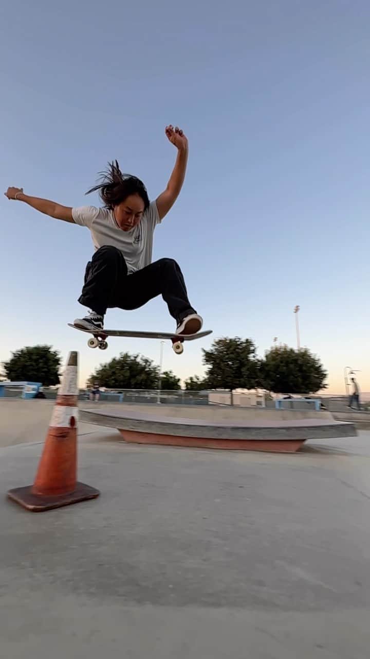 小川希花のインスタグラム：「Good skate with #teamhosoi at Tustin SkatePark ‼︎🌕 @klarakermoade @clxssichosoi @ryjimasuda #hanabimasuda 📲 @christianhosoi   @vansskate @vansskateapac  #skatelife #goodtimes #thankyouskateboarding」