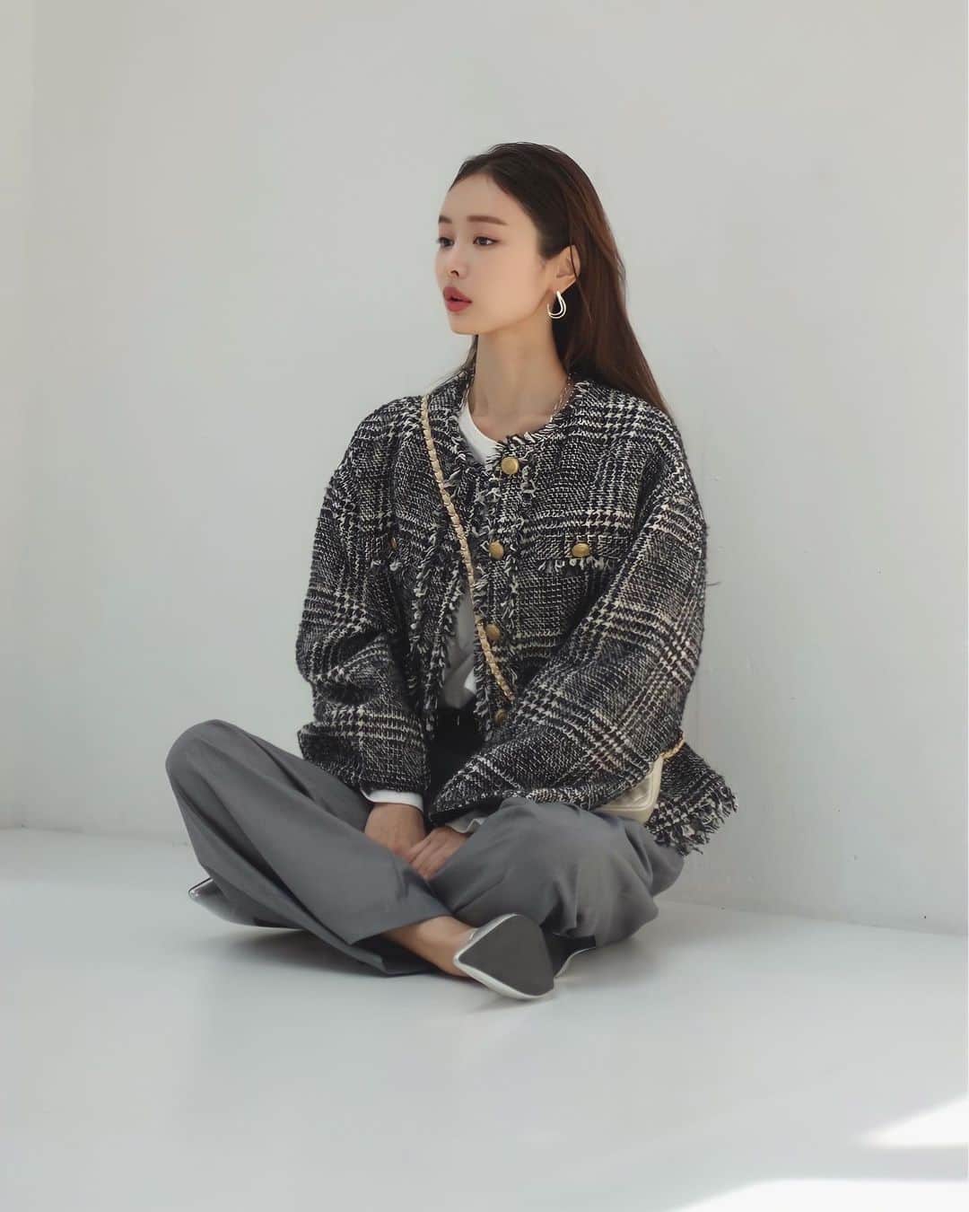 加治ひとみのインスタグラム：「撮影オフショット♡  秋めいてきました🤎」