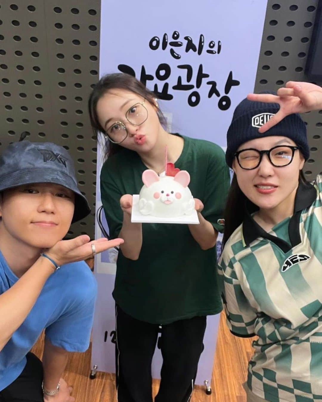 ソジョンのインスタグラム：「사랑하는 #가요광장 팀🤍 @kbsgayo   항상 감사합니다🥹💙」