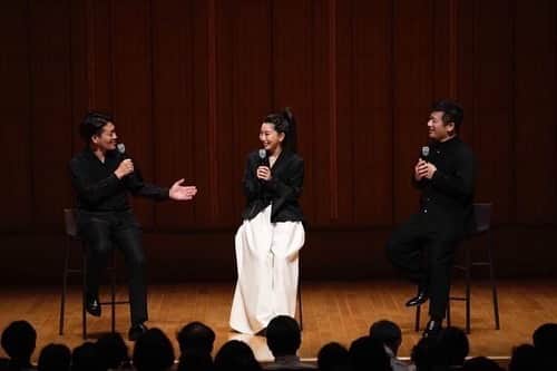 木嶋真優のインスタグラム：「浜離宮朝日ホールで AGIOオープニングコンサート終了🎻 同学年の素晴らしい音楽家の2人から色々な気付きと、 学ぶことばかりの時間でした。ありがとう！ 明日は18:00からビバルディの四季 ピアソラの四季トリオバージョン、 今回用にいつもと違うものになっています☺️ 明日もみなさんよろしくお願いいたします🙌 Photo@K.Miura」