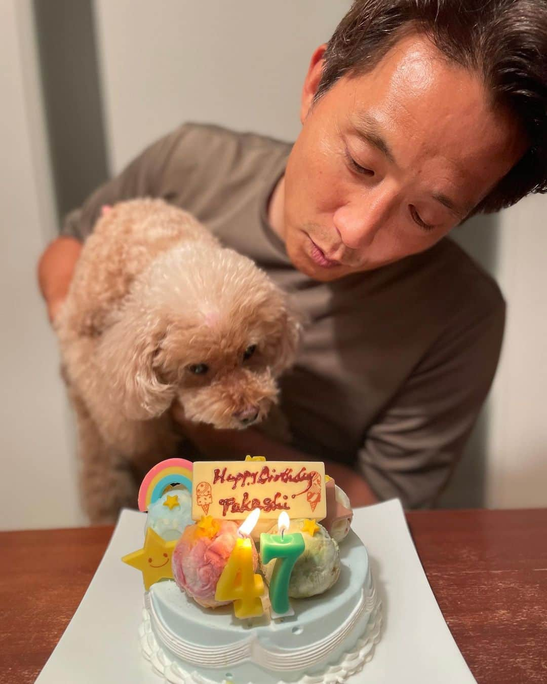 福西崇史さんのインスタグラム写真 - (福西崇史Instagram)「. 47歳を迎える事が出来ました🎉 両親に感謝🙏 . いつも皆さんにも応援していただき ありがとうございます✌️ . まだまだサッカー界が盛り上がるように 頑張りま〜す⚽️🎤✨ . #誕生日 #ありがとうございます #感謝 #福西崇史 #日本 #soccer #アイスのケーキをリクエスト #31 #スイーツ大臣 #トイプードル #9月1日生まれの皆さんおめでとうございます」9月1日 22時42分 - takashi_fukunishi