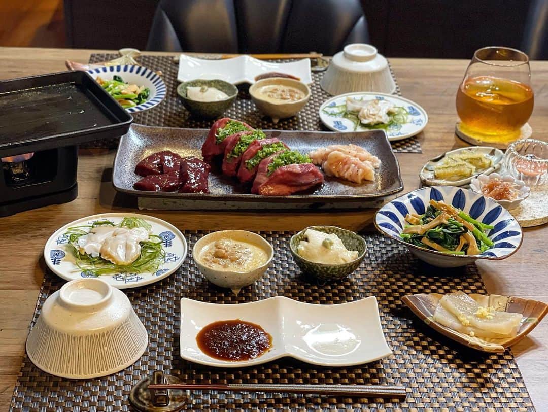 のインスタグラム：「. #若竹の杜 に行った時に買ったメンマを早速食べたよ☺︎ . ▪︎モロヘイヤとメンマのナムル ▪︎ネギタン塩・レバー・ホルモン ▪︎つぶ貝と茎わかめのカルパッチョ ▪︎とろろ納豆 ▪︎おぼろ豆腐 ▪︎蒟蒻のお刺身 など . タン塩は、前にお店で食べた葱タン塩が食べたくなったのでおうちで真似っこ♪ タン元を使ったので柔らかくて美味しかった🤤 ネギ盛り盛りはネギ好きにはたまらないね♡ （焼く時はネギが漏れないように爪楊枝で簡単に止めてから焼いたよ） . ご馳走様でした🙏 . . #群馬生活 #細貝家の食卓  #おうちごはん」
