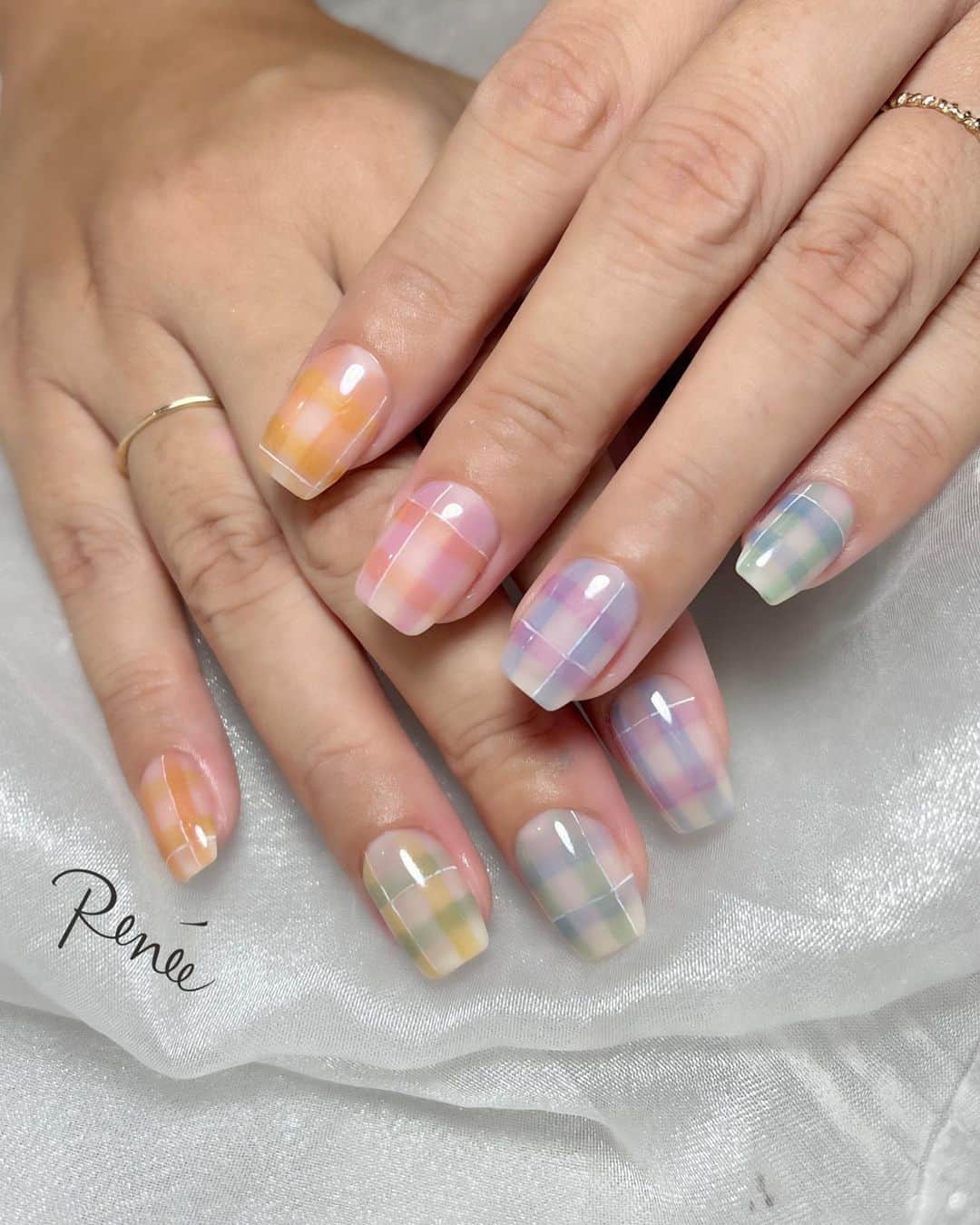 ネイルサロンレネのインスタグラム：「design by @renee_haruna.24  赤松　晴菜  ギンガムチェック祭り🌼🌈 ショートスクエア可愛過ぎやん！ 🥹 チェックの色は全て @dnagel_spacenail  s02.s05.s06.s11.s12.s17  nailsalon Renée®︎ ￣￣￣￣￣￣￣￣ TV.メディア出演 スタッフ全員資格保持者 カラー300種類以上 パーツ1000種類以上 雑誌掲載デザイン多数  〒530-0027  大阪府大阪市北区堂山町1-2 R&E3階 営業時間　10:00～21:00（不定休）  ▶︎▶︎▶︎初回クーポンご利用頂けます ￣￣￣￣￣￣￣￣￣￣￣￣￣￣￣￣ ご予約はプロフィールTOPのリンク内 URLをご利用下さい。  メニューに迷った方やご相談は…  　　🤍Renée公式LINE🤍 ─────────────  【@bos7903t】←※@から入力🔍  #nail#nails#gelnails#nailart#ネイル#ジェルネイル#美甲#네일#젤네일#nailsalonrenee#ネイルサロンレネ #大阪ネイルサロン#梅田ネイルサロン#神戸#beauland#love」