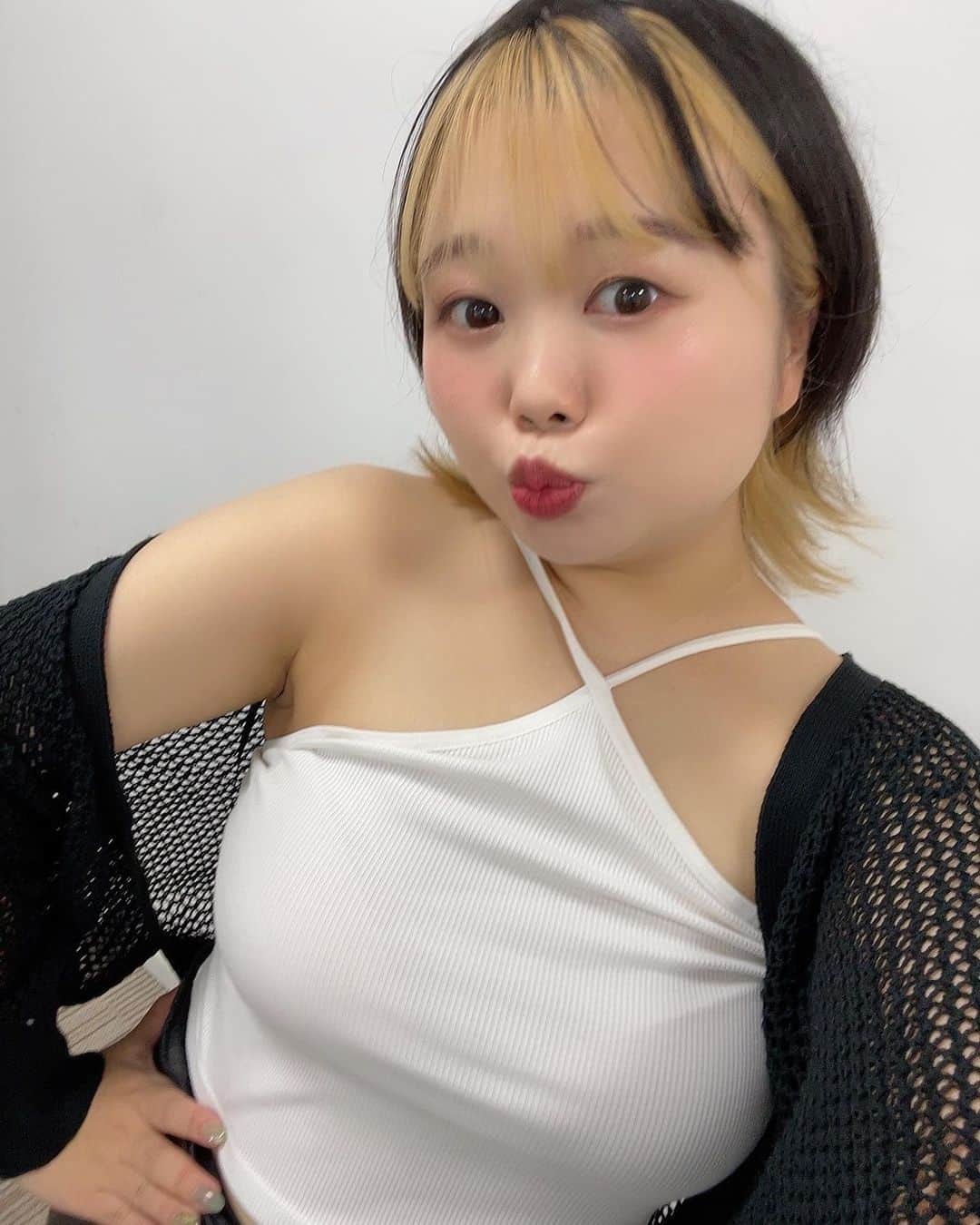 ゆめちゃんのインスタグラム：「TWICEのモモちゃんになりたくて、モモちゃんがやってたインナーカラーしたんだ〜😆🩷🩷🩷笑（スワイプしてね😘） . . . お悩みなんどけども小、中、高校生の時についたスク水の日焼け跡が今だに消えないの、うちだけ？笑😆😆😆 写真でも若干わかるよね？笑💕. . . #TWICE #momo #モモちゃん #憧れ #インナーカラー #ヒルナンデス の #オフショット #楽屋で #グラビア #楽屋グラビア #韓国 #韓国アイドル #kpop  #人力舎 #ゆめちゃん #芸人 #女芸人 #シカゴの女」