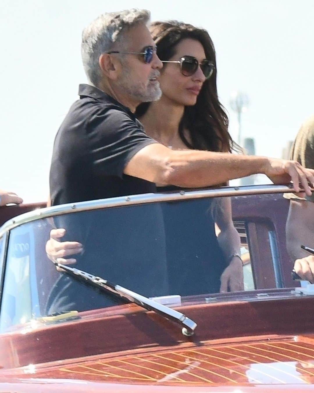 Just Jaredさんのインスタグラム写真 - (Just JaredInstagram)「George & Amal Clooney keep close while taking a water taxi ride around Venice. #GeorgeClooney #AmalClooney Photos: Backgrid」9月1日 22時48分 - justjared