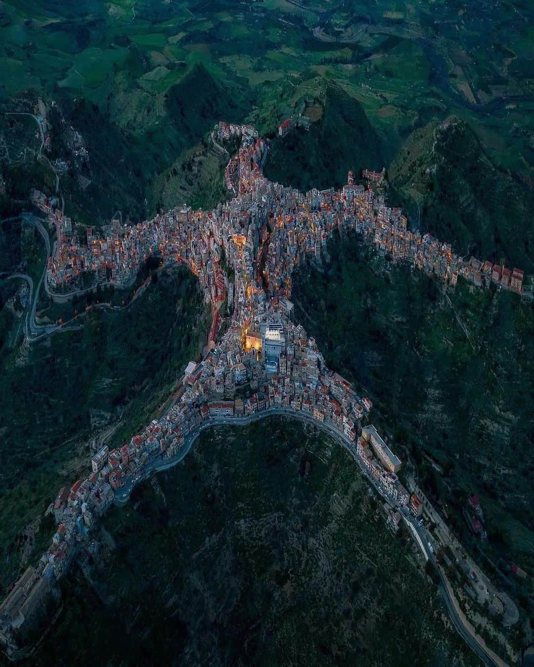 Discover Earthさんのインスタグラム写真 - (Discover EarthInstagram)「🌟 Explore Sicily's Centuripe like never before! This town is shaped like a person and it's a must-see from above 🚁✨  📍Centuripe, Sicily  🇮🇹 #DiscoverItaly with @sarazaniniiiii」9月2日 3時30分 - discoverearth