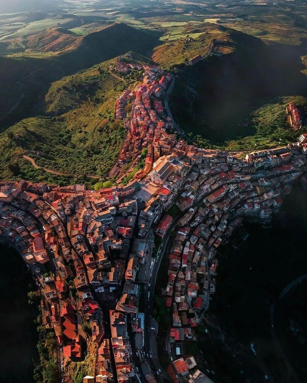 Discover Earthさんのインスタグラム写真 - (Discover EarthInstagram)「🌟 Explore Sicily's Centuripe like never before! This town is shaped like a person and it's a must-see from above 🚁✨  📍Centuripe, Sicily  🇮🇹 #DiscoverItaly with @sarazaniniiiii」9月2日 3時30分 - discoverearth