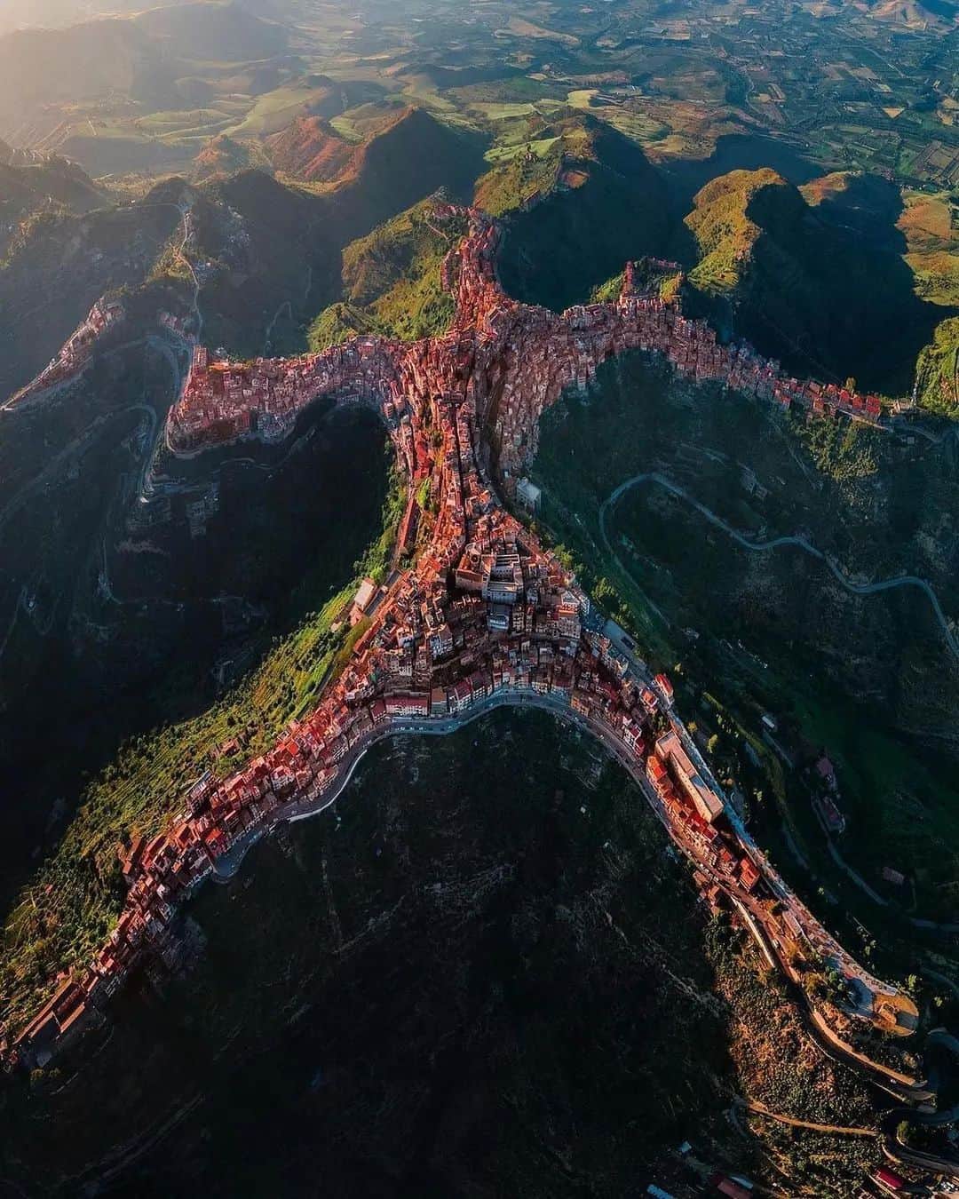Discover Earthさんのインスタグラム写真 - (Discover EarthInstagram)「🌟 Explore Sicily's Centuripe like never before! This town is shaped like a person and it's a must-see from above 🚁✨  📍Centuripe, Sicily  🇮🇹 #DiscoverItaly with @sarazaniniiiii」9月2日 3時30分 - discoverearth