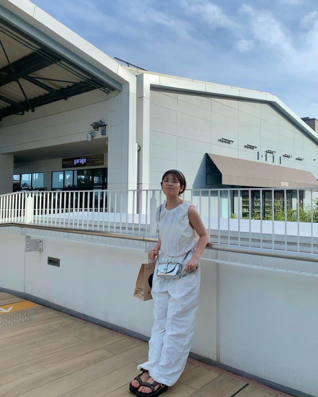 傳彩夏のインスタグラム：「8月のうちに真っ白着れてよかった🤍🌞今年も後4ヶ月だ、！！」