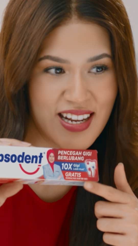 Raisa Andrianaのインスタグラム：「Siapa yang tau lagu ini?~🎤  Akhirnya rilis juga 🤭. Kemarin banyak banget yang nostalgia sama lagu ini. Yuk, jaga kesehatan gigi kalian dengan Pepsodent Pencegah Gigi Berlubang yang bikin Gigi 10x lebih kuat dan bisa konsultasi gigi gratis!  Jadi inget buat sikat gigi setelah sarapan dan sebelum tidur kan sekarang?」