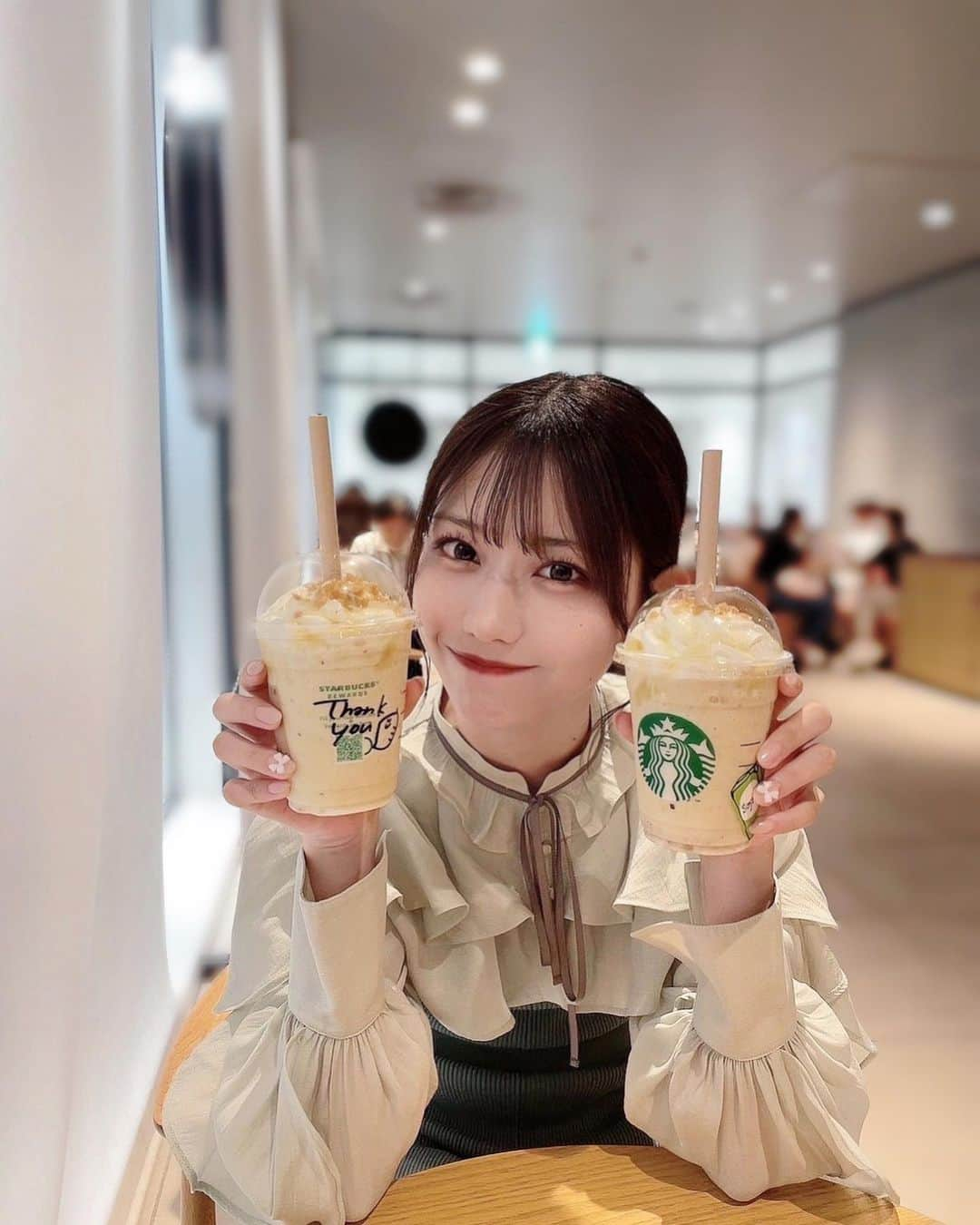 白石まゆみのインスタグラム：「🍠❤︎  きょうから新作のおさつバターフラペチーノ最高においしかった😵‍💫🤍 ハロウィンの季節になってくると期間限定がぜんぶおいしいので最高の季節🍁🍂」