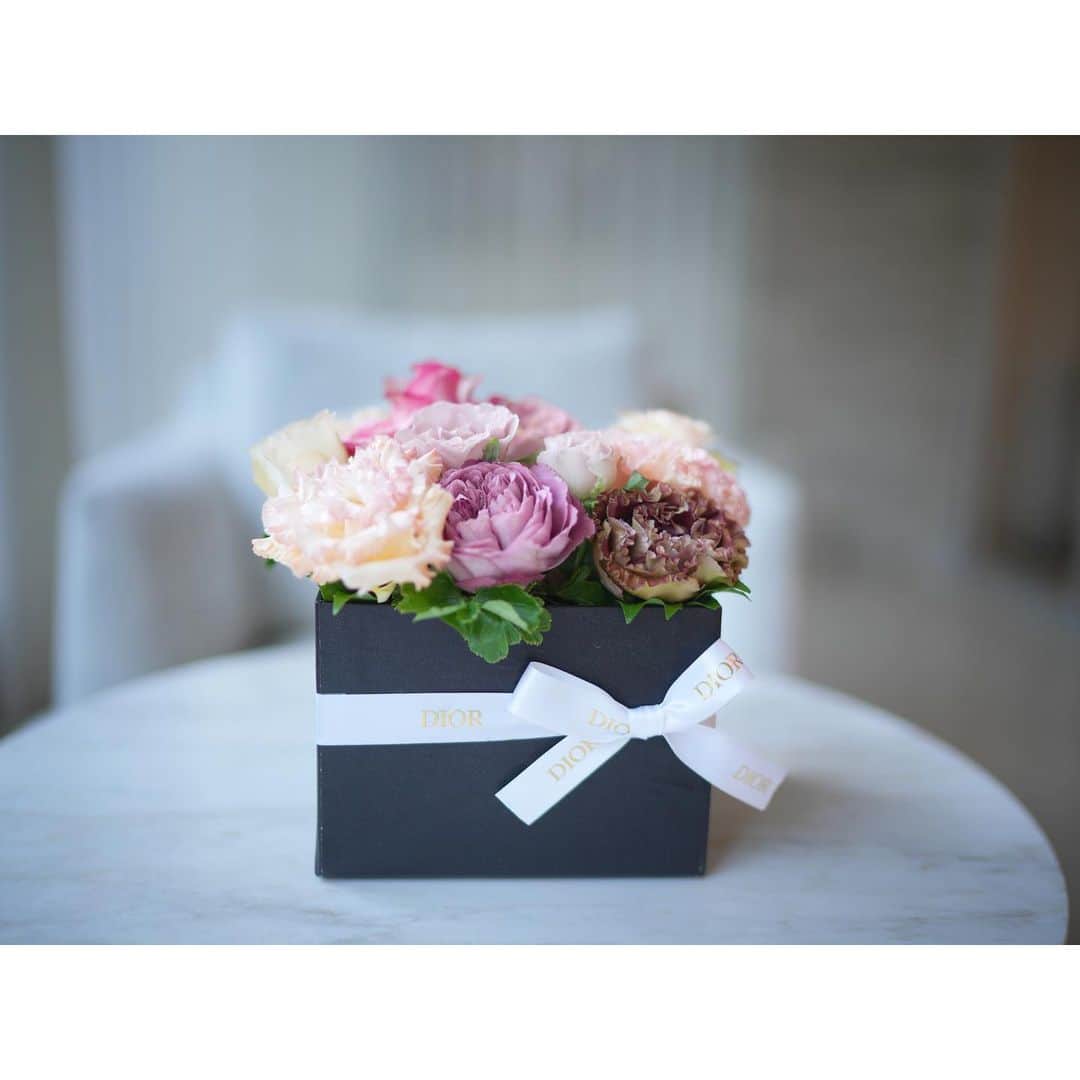 石井美保のインスタグラム：「Gift from @diorbeauty  久しぶりのオフィス、新しくトラのオブジェがいました。 クルジャンが新しい解釈で表現したj’adore の香りがするスイーツを頂いて…🩷食器もカトラリーも全てカナージュで素敵でした。」