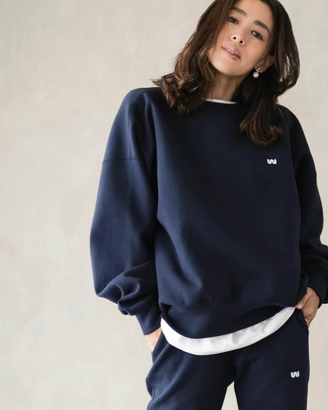 野沢和香のインスタグラム：「WE’RTHY SWEAT ネイビー💙  先ほど21時から発売してすぐに完売のカラーが続出しております🥲✨🙏ありがたや  スウェットシャツはネイビー、ブラック パンツはベージュが少しですがまだございます🫶ので、ぜひお早めにテェックしてみてください🙏  ネイビーの過去のコーディネート載せておきます🙋‍♀️」