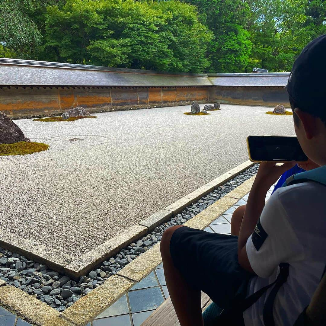 諸岡なほ子さんのインスタグラム写真 - (諸岡なほ子Instagram)「清水寺の後はぐっと北の方へ移動して、息子が見てみたいと言った金閣寺と龍安寺の石庭へ。  「これほんとに全部金でできてるの？」と聞かれましたが、いやいやいや、流石に金で作ってはいなくって、金箔を表面に使ってるのだよ、と伝えると、「え、じゃあ、金箔寺？」などと言っていました。しかし金箔とはいえ、この規模になるとすごい量&お値段なのでしょうねぇ…。 息子はそびえ立つ鳳凰が気になっていた様子。 続いて龍安寺へ。広い境内を歩いて石庭へ向かう内、並んで歩いていた息子が徐々に一人前を歩いたりするように。その背中、いいなぁ。自分から見たいものを見て、考えて、記録に残したりして。そんな息子の冒険を見ている母もまた、母と息子で旅するという未開の地をワクワクしながら冒険している感じでした。  #母と息子のふたり旅 #弾丸京都旅 #金閣寺 #金箔寺 #龍安寺 #石庭 #われただたるをしる #吾唯足知」9月1日 22時56分 - morookanahoko