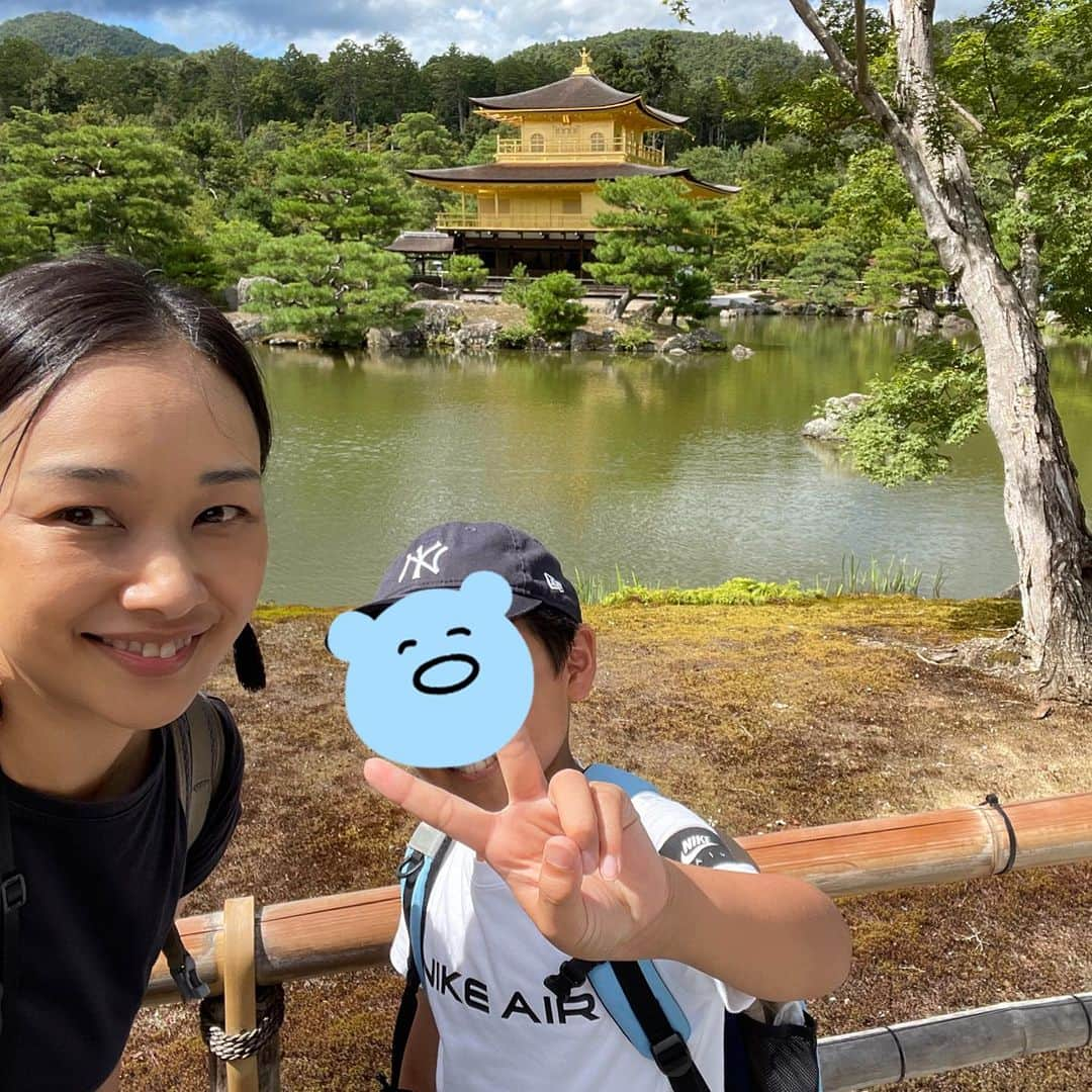 諸岡なほ子のインスタグラム：「清水寺の後はぐっと北の方へ移動して、息子が見てみたいと言った金閣寺と龍安寺の石庭へ。  「これほんとに全部金でできてるの？」と聞かれましたが、いやいやいや、流石に金で作ってはいなくって、金箔を表面に使ってるのだよ、と伝えると、「え、じゃあ、金箔寺？」などと言っていました。しかし金箔とはいえ、この規模になるとすごい量&お値段なのでしょうねぇ…。 息子はそびえ立つ鳳凰が気になっていた様子。 続いて龍安寺へ。広い境内を歩いて石庭へ向かう内、並んで歩いていた息子が徐々に一人前を歩いたりするように。その背中、いいなぁ。自分から見たいものを見て、考えて、記録に残したりして。そんな息子の冒険を見ている母もまた、母と息子で旅するという未開の地をワクワクしながら冒険している感じでした。  #母と息子のふたり旅 #弾丸京都旅 #金閣寺 #金箔寺 #龍安寺 #石庭 #われただたるをしる #吾唯足知」