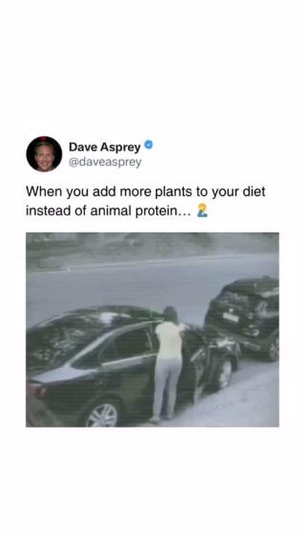 デイヴ・アスプリーのインスタグラム：「I was a devout vegan until it made me really sick. One of the reasons I created Bulletproof Coffee was to restore my cell membranes with good fats from butter instead of bad fats from plants.   That led to the Bulletproof diet. It’s focused on grass fed red meat, saturated fats, cyclical keto, intermittent fasting, and low inflammation plants.   I’ve lost 100 pounds and kept it off without feeling hungry and without using willpower for More than 15 years.   Followers lost more than two million pounds on the bulletproof diet…  If you’ve tried it, share your experience below!  #DaveAsprey #Biohacker」