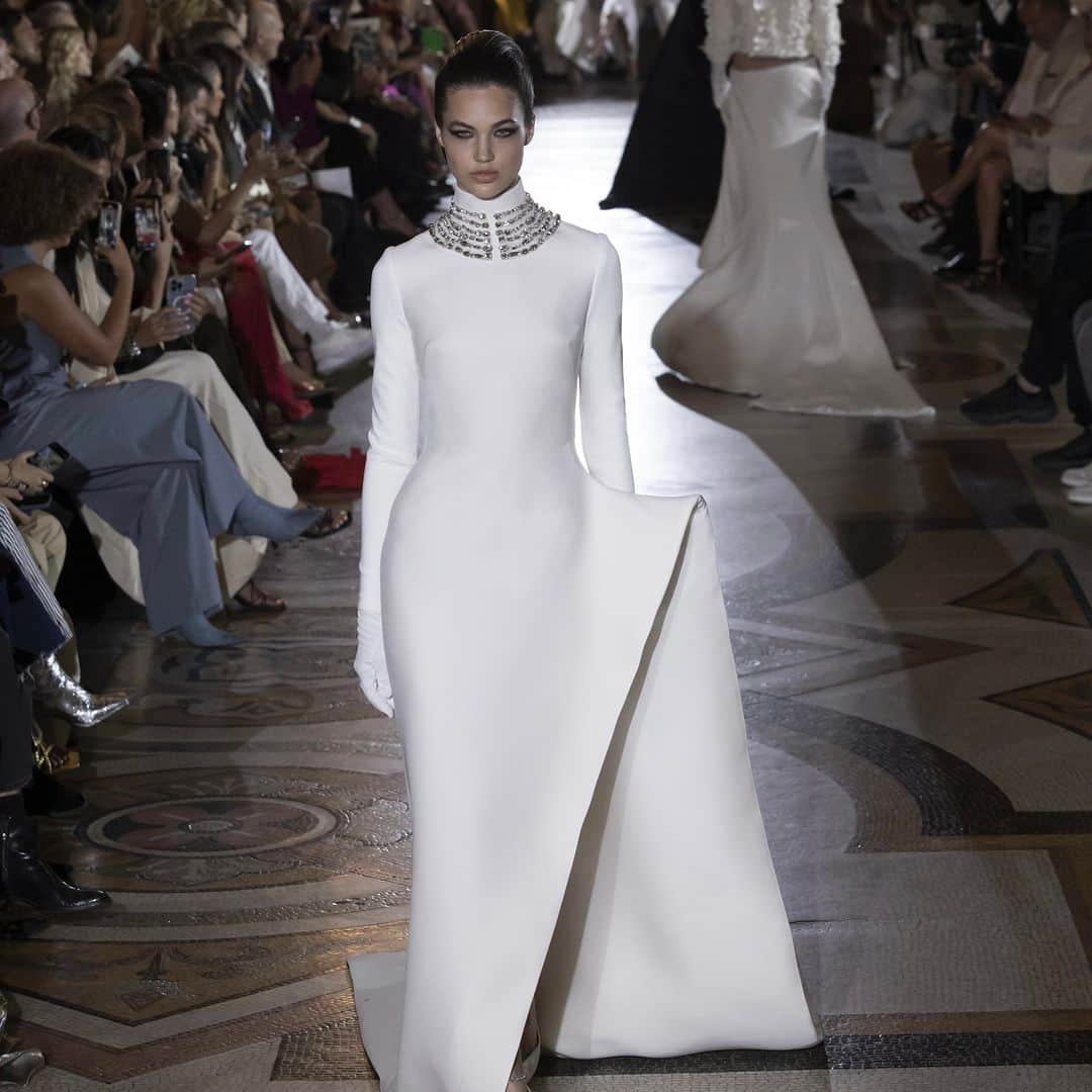 ステファンローランのインスタグラム：「Long cubic dress in white wool gazar embroidered with crystals.  #StephaneRolland #HauteCouture #FW23」