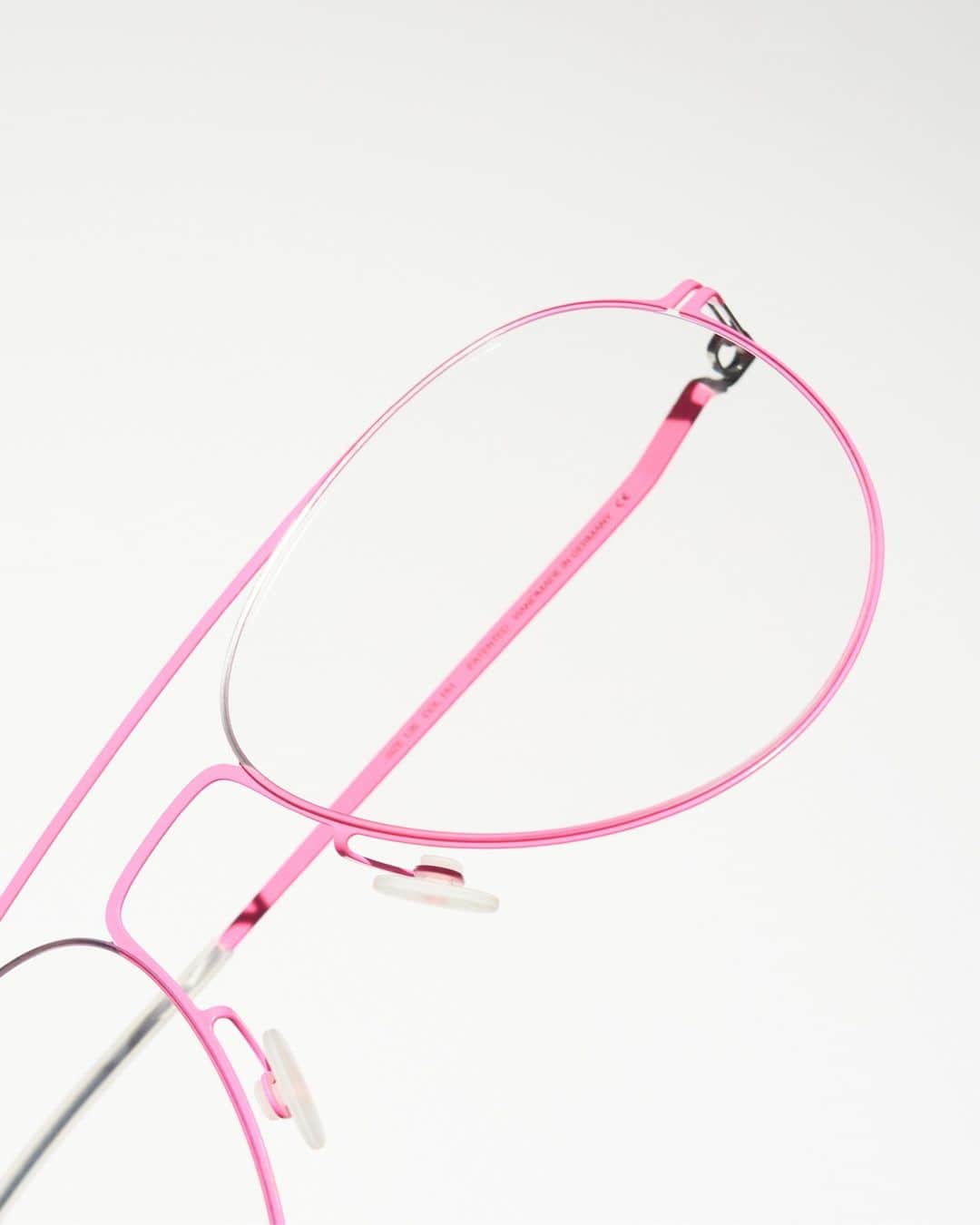 MYKITAのインスタグラム：「Vital pop of neon – EERO in Silver/Neon Pink Explore all colours on mykita.com」