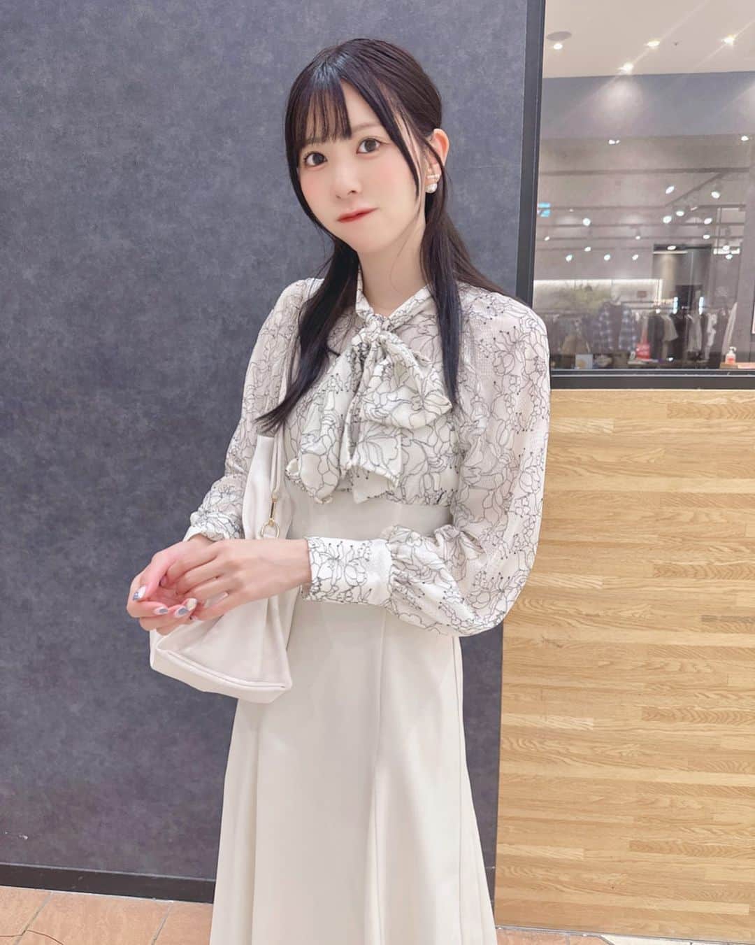 楠ろあのインスタグラム：「MERCURY DUOさんのA/W新作🍂🧶 @mercuryduo_com  　 A/W展示会にもお邪魔させて頂いて、 とっても楽しみだったマーキュリーさんの新作。 渡辺美優紀さんコラボのワンピースで、 上品なレースと光沢感のあるサテン素材の 異素材mixでとっても可愛いです👗♡ 　 #mercuryduo #マーキュリーデュオ #渡辺美優紀コラボ」