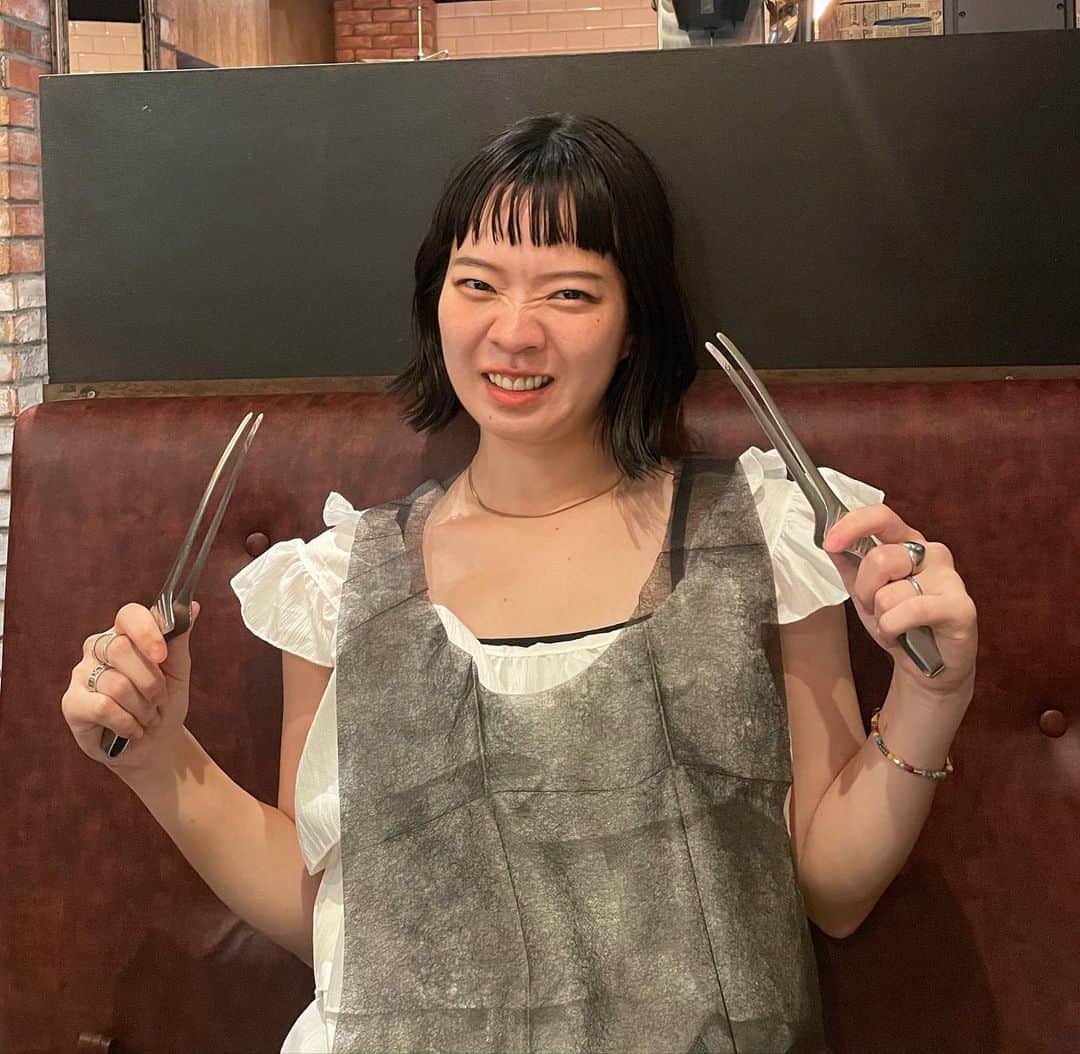 宮崎朝子さんのインスタグラム写真 - (宮崎朝子Instagram)「先日お休みがあり、新しいサンダルを履いてぷらぷらした時の📸 嬉しくてずっと足元見て歩いてました。 肉でしめた。」9月1日 23時11分 - _.asakomiyazaki